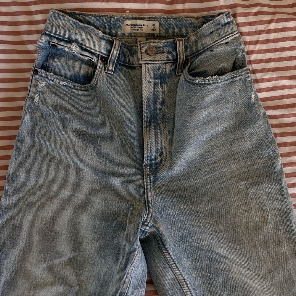 Abercrombie Curve Love Ultra High Rise 90s Jean in Light Wash Size 25